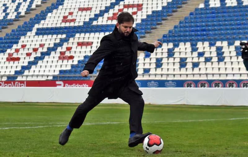 Posiblemente el mandatario más cercano al deporte en lo que va de este siglo. Pero la vorágine lo superó en sus objetivos respecto a la problemática de la violencia en los estadios. Foto: Cruzados