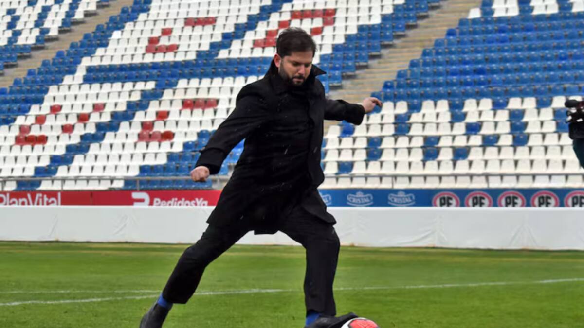 El Presidente Boric amenaza con suspender el fútbol, pero a los dos hinchas de Colo Colo no los mataron los clubes ni la ANFP