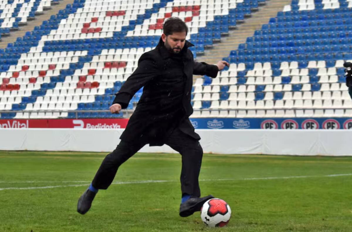 El Presidente Boric amenaza con suspender el fútbol, pero a los dos hinchas de Colo Colo no los mataron los clubes ni la ANFP