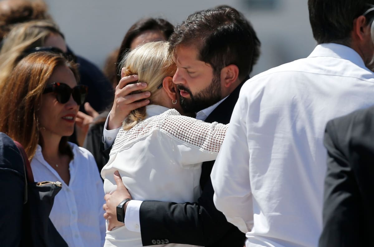 Muerte de Sebastián Piñera: Así fue el emotivo abrazo entre Gabriel Boric y Cecilia Morel