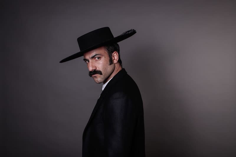 Gabriel Cañas se mostró con un look formal y también con el clásico poncho de huaso