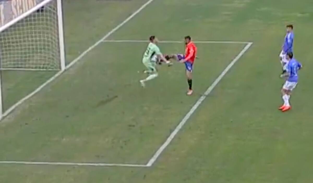 La fuerte falta que recibió el portero de la U ante Unión Española.