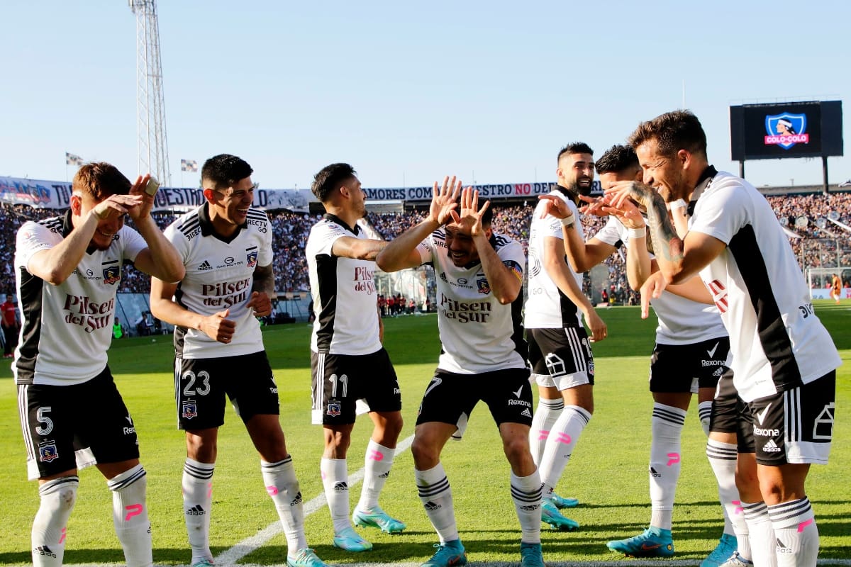 El volante celebrando junto al plantel de Colo Colo 2022. Foto: Agencia ATON.