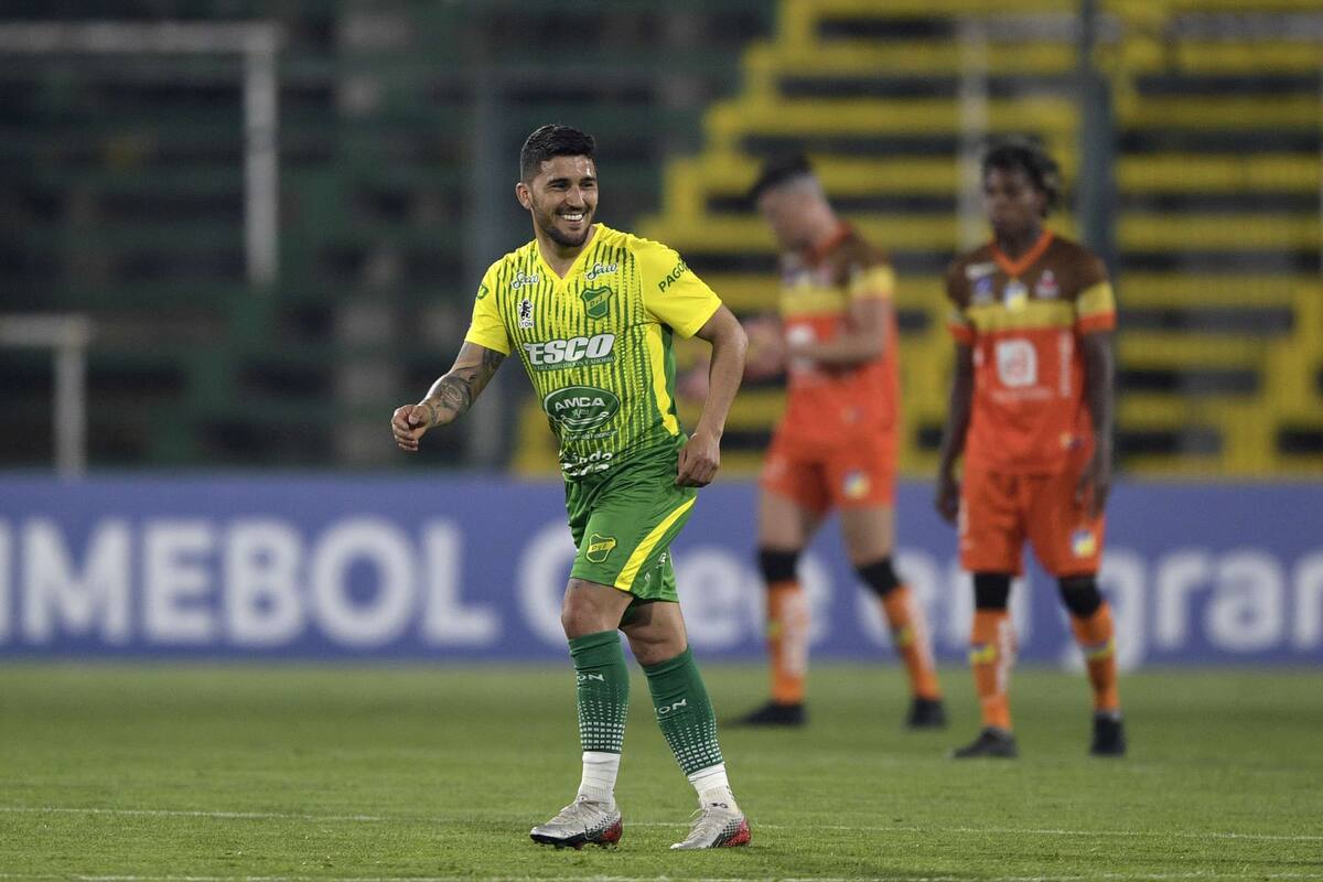 Gabriel Hachen vistiendo la camiseta de Defensa y Justicia.