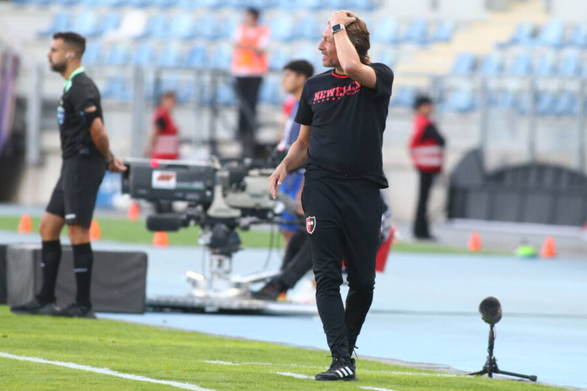 El entrenador de Newell’s Old Boys Gabriel Heinze es fotografiado durante el partido de Copa Conmebol Sudamericana contra Audax Italiano disputado en el estadio El Teniente en Rancagua, Chile, 4/4/2023. Foto: Aton.