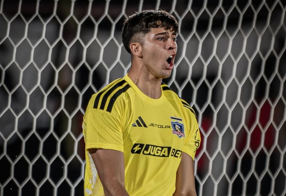 El portero de 19 años en el arco de Colo-Colo. Foto: @Colocolooficial.