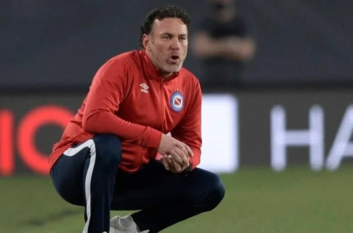 Luego del no a la UC: Gabriel Milito queda a un paso de firmar por su nuevo club y dirigiría a un chileno