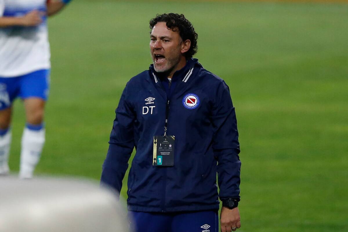 dirigiendo a Argentinos Juniors ante Universidad Católica (Foto: Photosport)