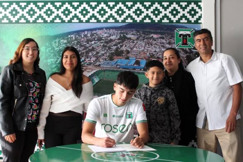 Firmando su primer contrato profesional con Deportes Temuco.