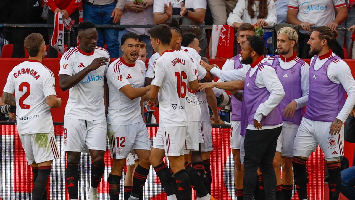 Con Suazo de titular: Sevilla recupera el rumbo en España mientras espera por Alexis
