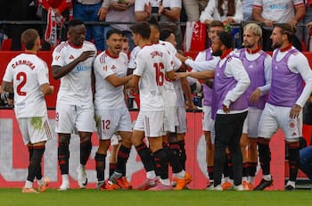 Con Suazo de titular: Sevilla recupera el rumbo en España mientras espera por Alexis