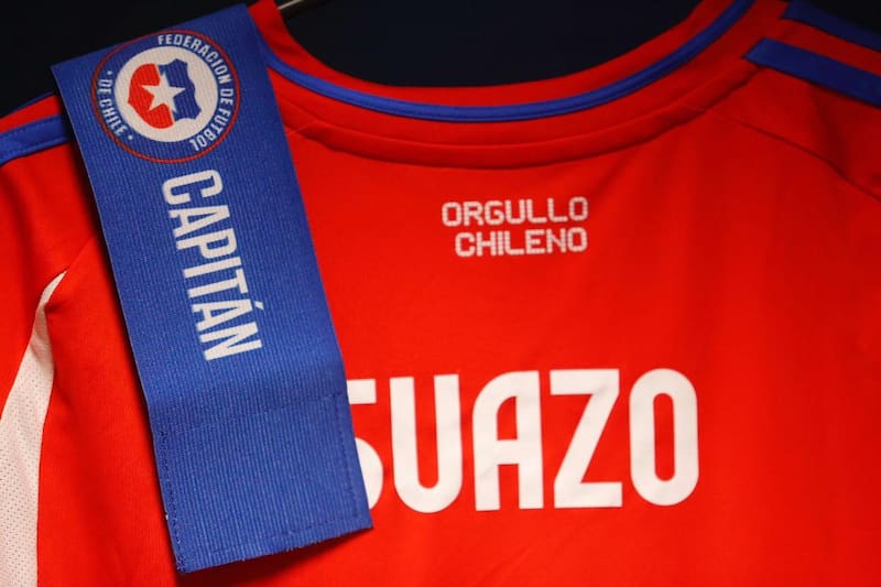 El lateral izquierdo fue el capitán de La Roja frente a Brasil.