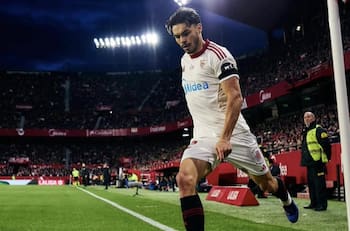 DT del Sevilla advierte al suplente de Gabriel Suazo: “Sabe que compite con un jugador de selección”