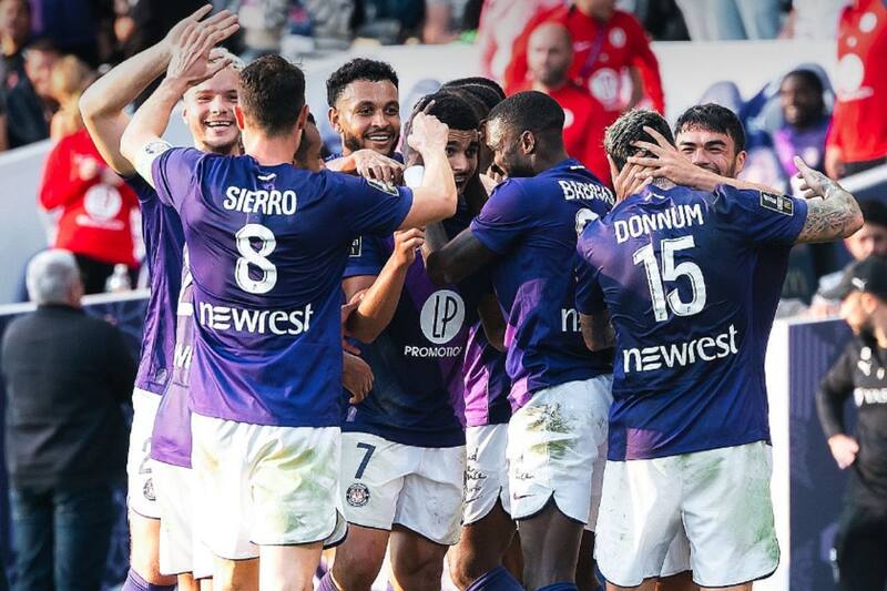 celebró en su vuelta a las canchas con el Toulouse. (Foto: @ToulouseFC)