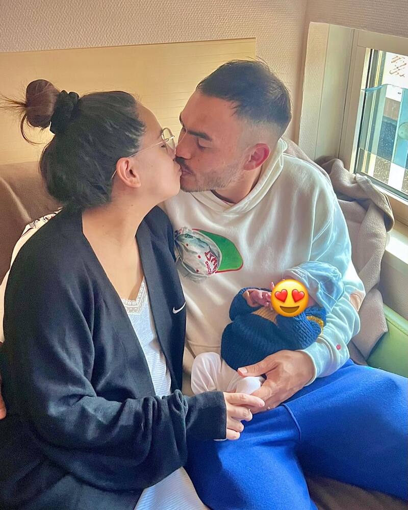 La pareja demostró su felicidad por el nacimiento de su primer hijo.