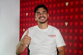 “Quiero dejar huella en el Sevilla”: El juramento de Gabriel Suazo con Iván Zamorano como referente