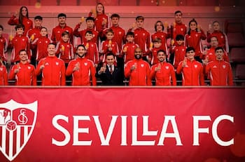 VIDEO | Todo un referente: Gabriel Suazo participó en el brindis navideño del Sevilla