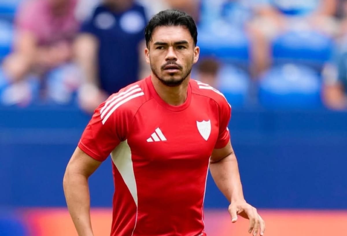 El chileno espera su debut en Sevilla