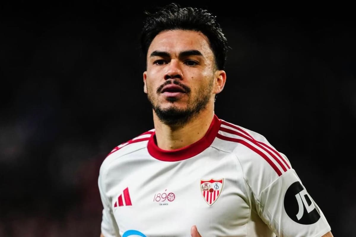 El lateral zurdo jugando por el Sevilla