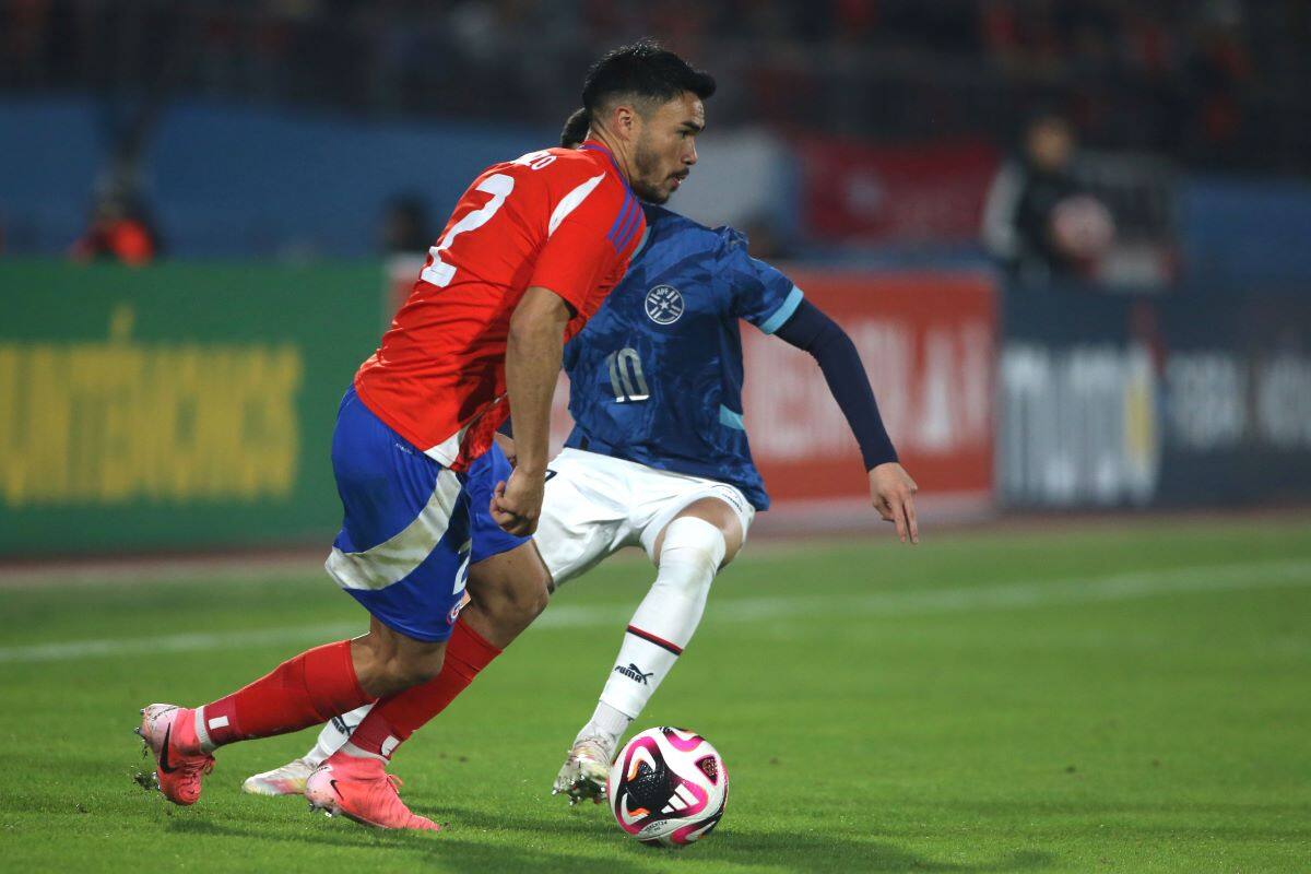 El lateral aportó con dos asistencias en el triunfo de Chile sobre Paraguay. Foto: ATON