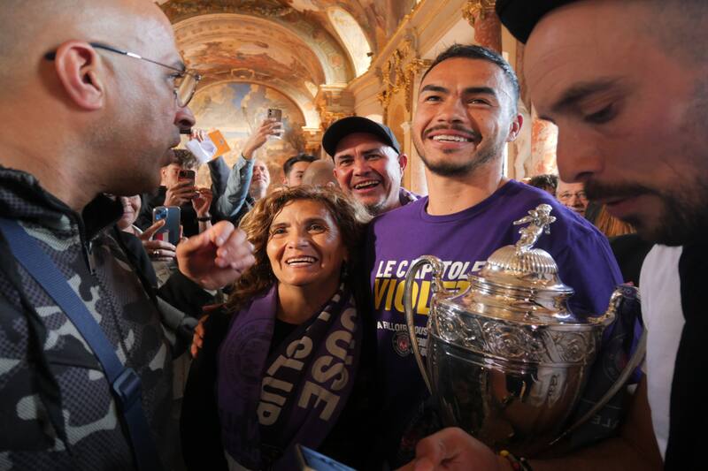 Gabriel Suazo en los festejos en la Plaza del Capitolio de Toulouse. Foto: @bleuoccitanie