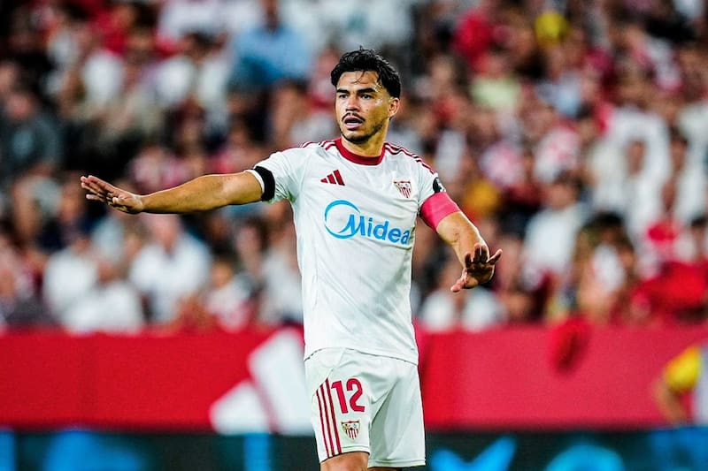 , porto la jineta de capitán en Sevilla. Foto: Instagram Gabriel Suazo.