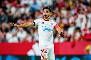 Sevilla vuelve a los triunfos y prensa destaca al “activo y profundo” Gabriel Suazo