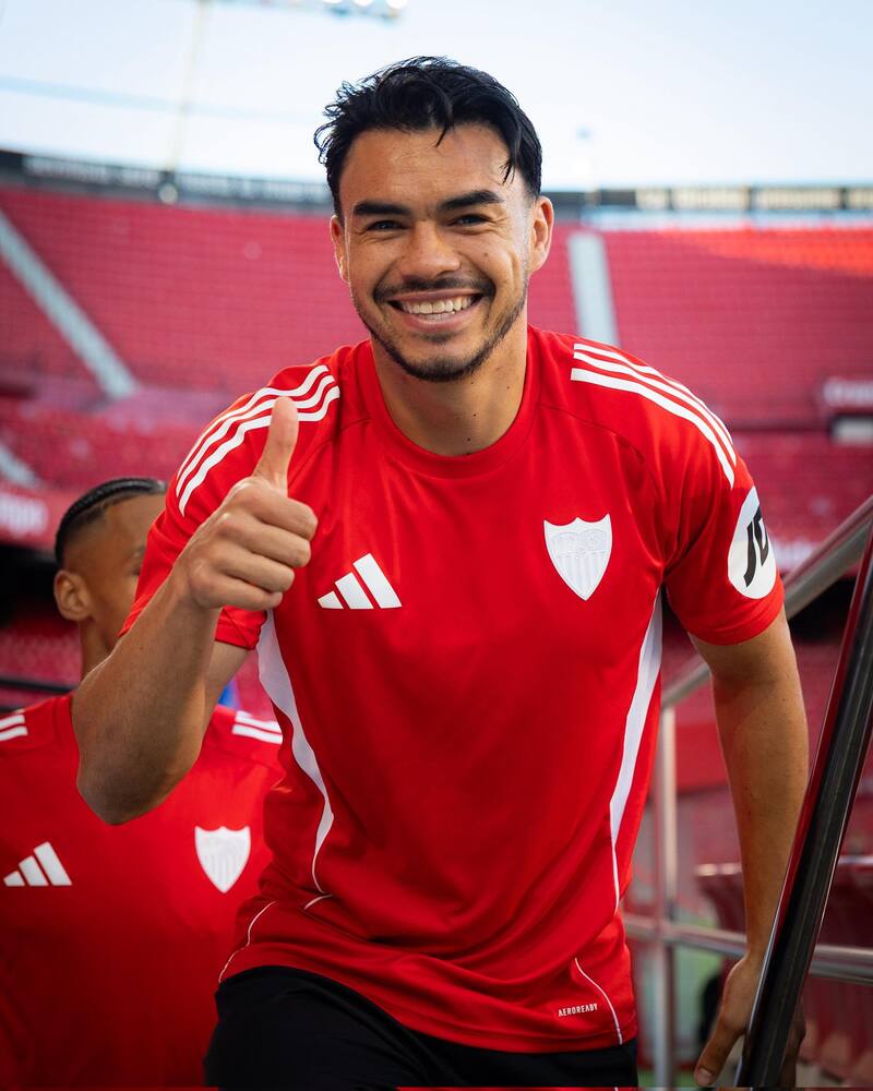 El lateral izquierdo se sumó ayer a las prácticas del Sevilla y hoy será titular contra el Elche.