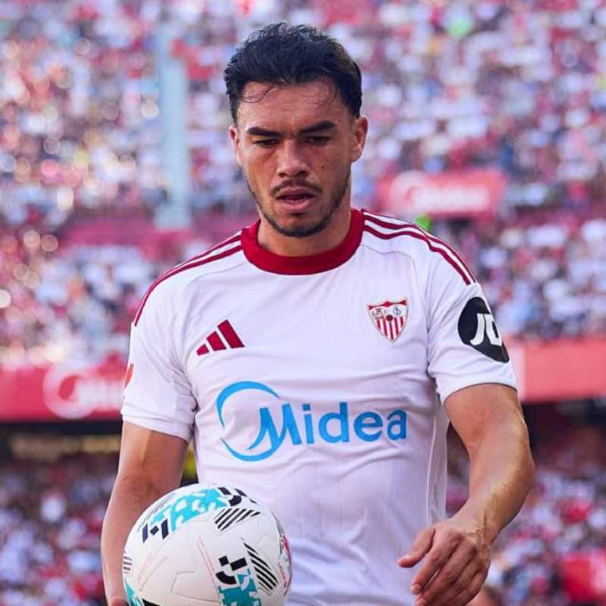 Inesperado movimiento cambia el panorama de Gabriel Suazo en el Sevilla