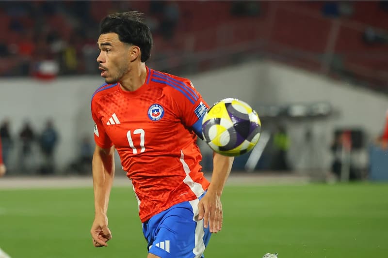En Sevilla siguieron de cerca el desempeño del lateral de La Roja en el partido con Perú. Foto: Agencia Aton.