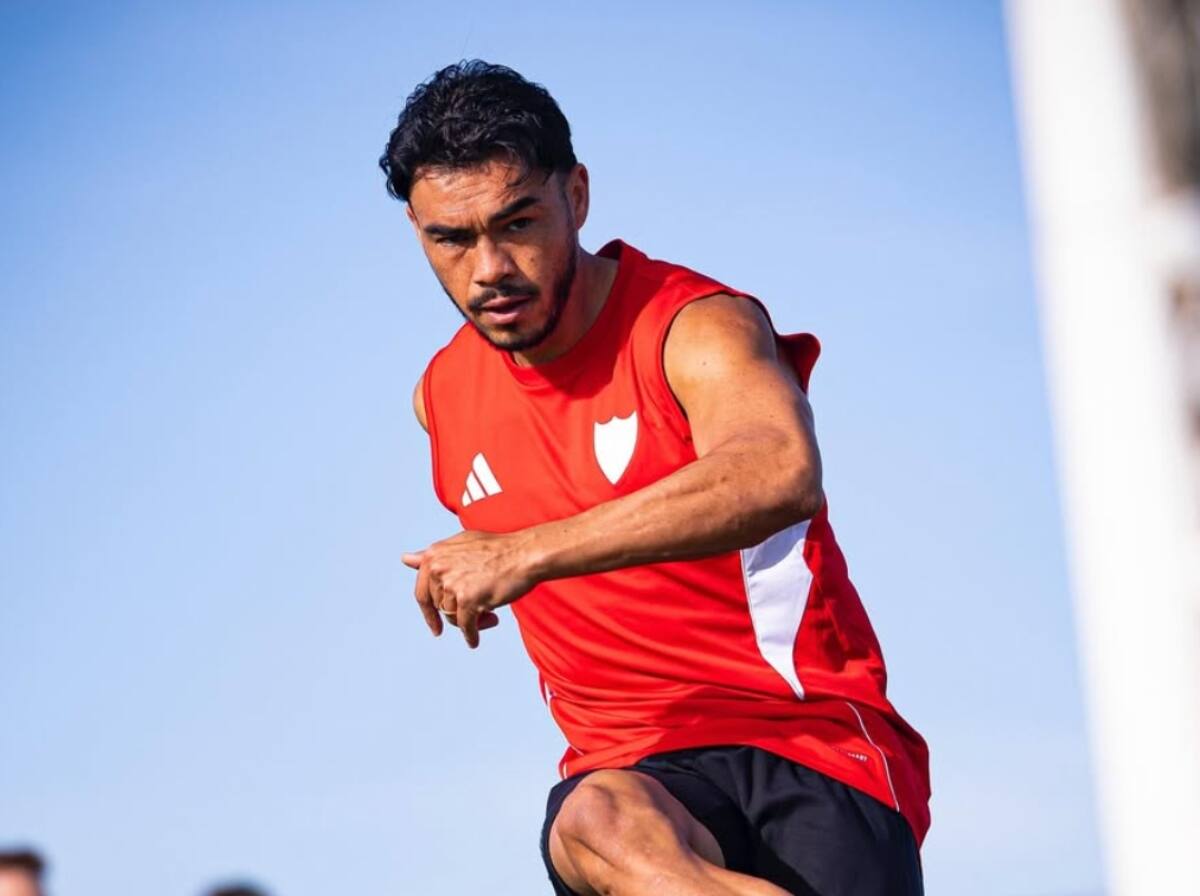 Tras jugar por La Roja, el lateral se suma hoy a los entrenamientos con los Hispalenses. Foto: Sevilla FC