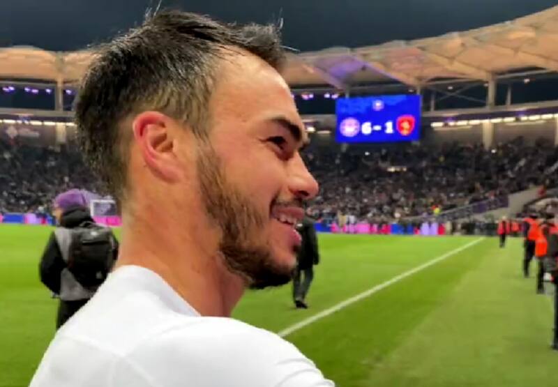 La celebración de Gabriel Suazo con lo hinchas.