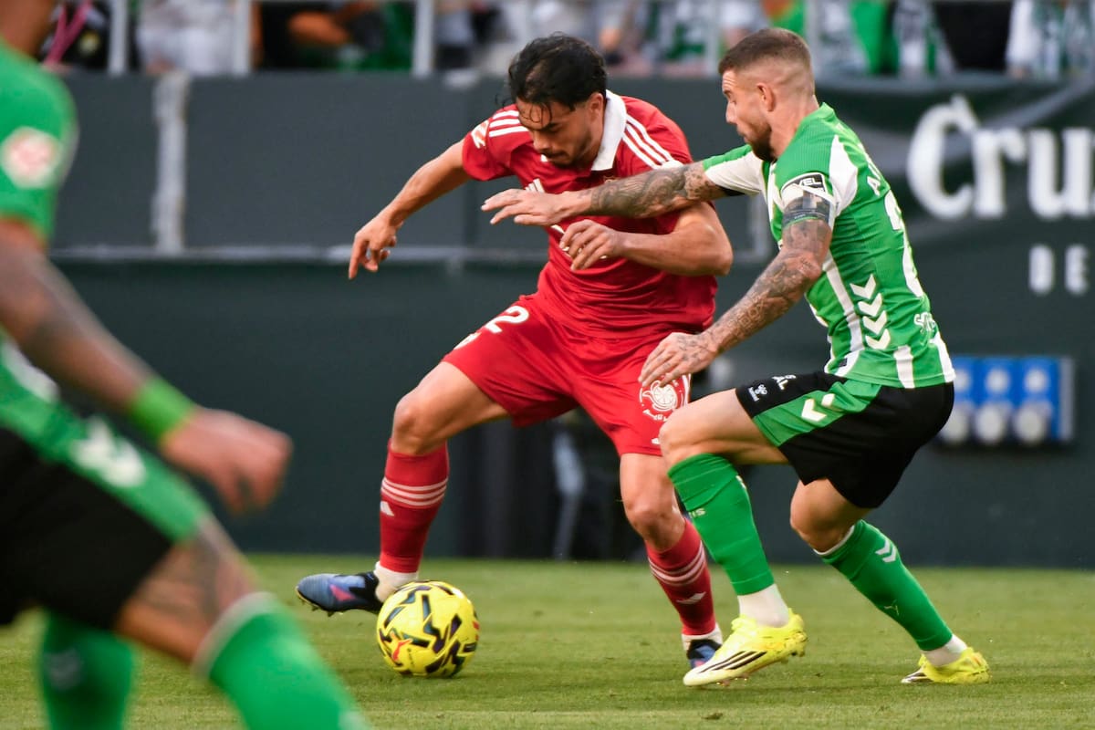 El lateral chileno debió salir reemplazado en el entretiempo por Oso, que terminó siendo clave en la remontada del Sevilla. Foto: Agencia EFE.