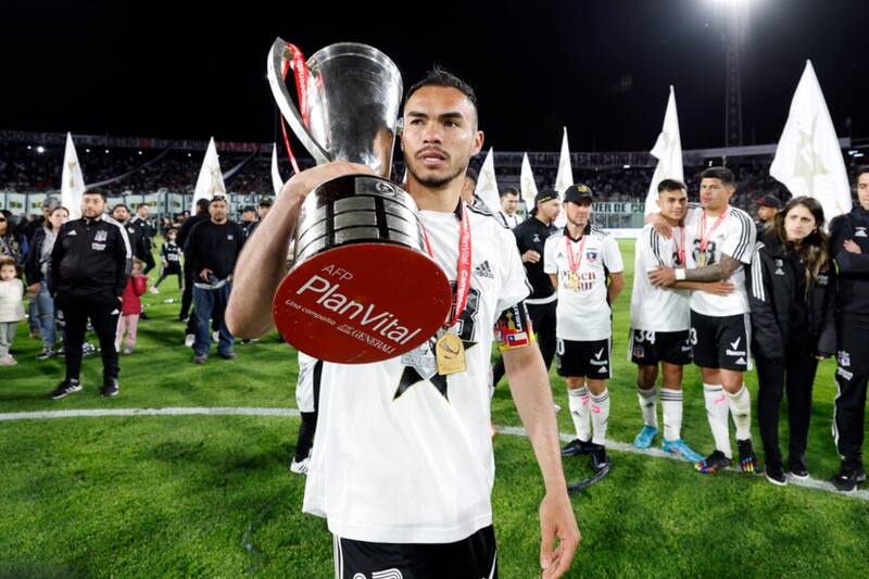 con la copa que ganó con Colo Colo en 2022. Foto: Aton
