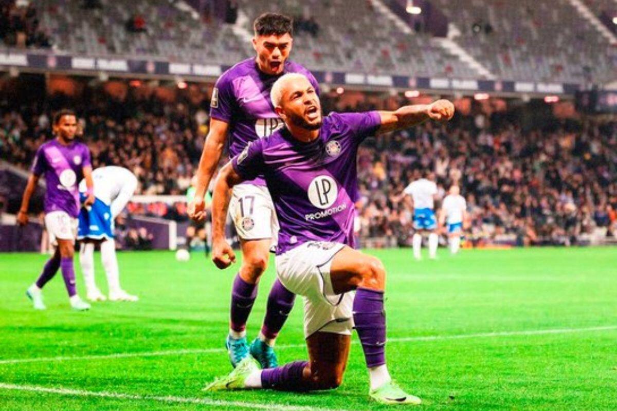 Gabriel Suazo fue una de las figuras en el triunfo del Toulouse sobre Auxerre, al entregar la asistencia en el tanto de la apertura de la cuenta. Foto: Instagram de Toulouse FC.