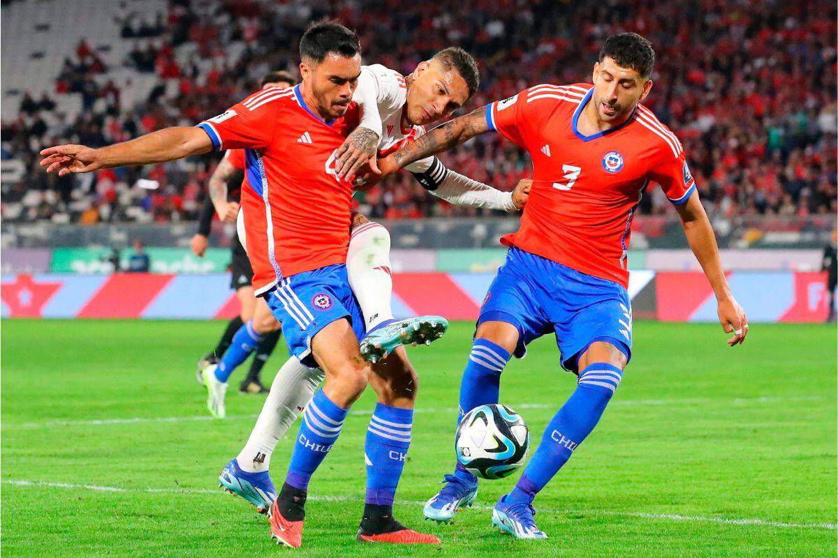 (izquierda) durante un partido de la Selección Chilena. Foto: Agencia Aton.