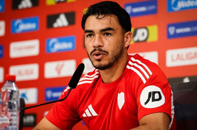 El lateral del Sevilla respaldó la idea de que Manuel Pellegrini llegue a la Selección Chilena. Foto: Sevilla FC