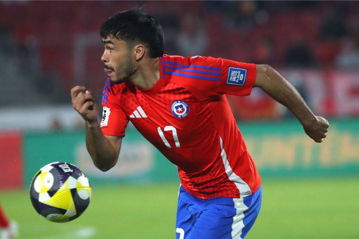 le genera un problema al Sevilla por su presencia en la Selección Chilena. Foto: Agencia Aton.