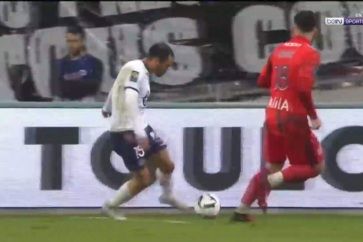 Gabriel Suazo no tuvo su mejor partido ante el Lyon.