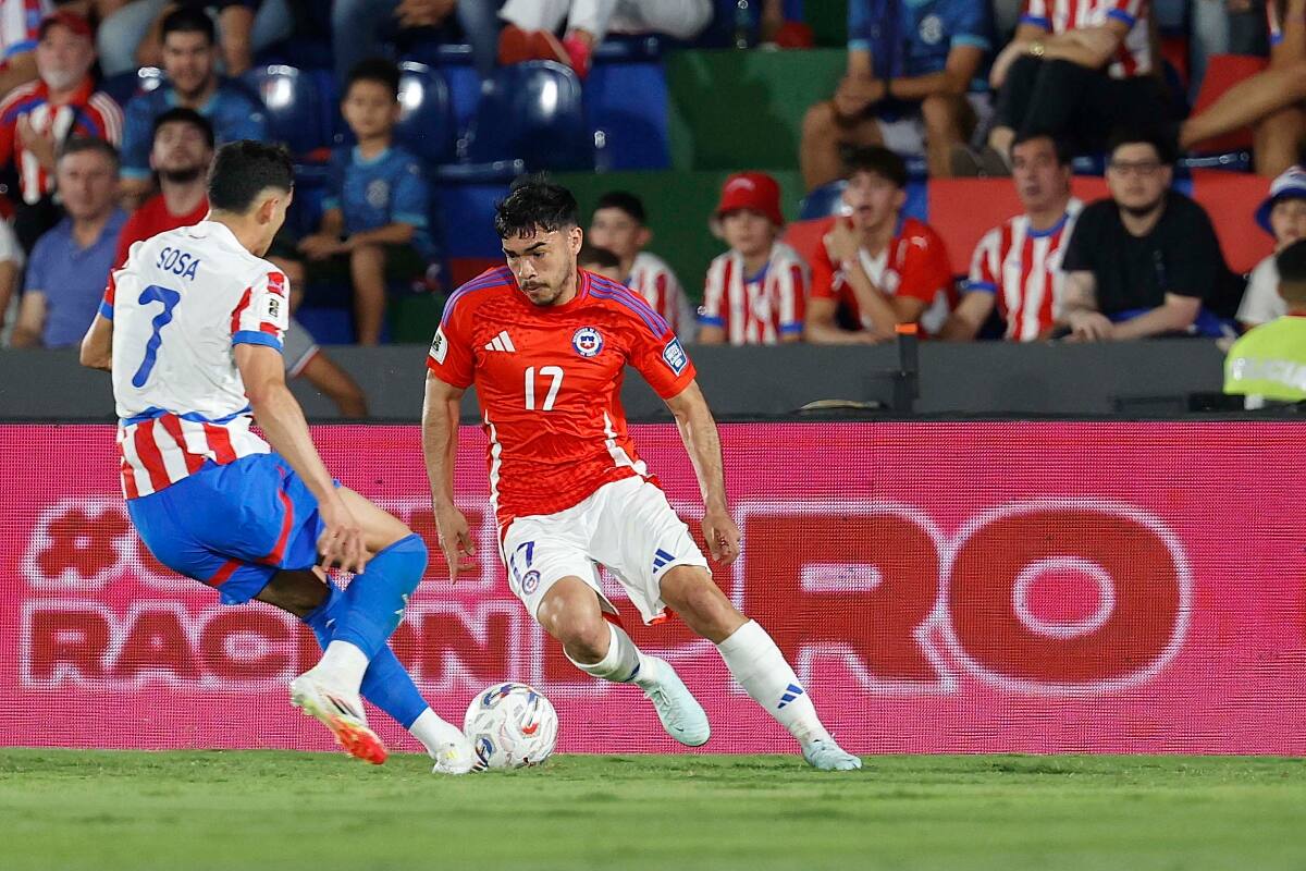 El lateral tuvo un notable gesto con Charles Aránguiz. Foto: Carlos Parra - FFCH.