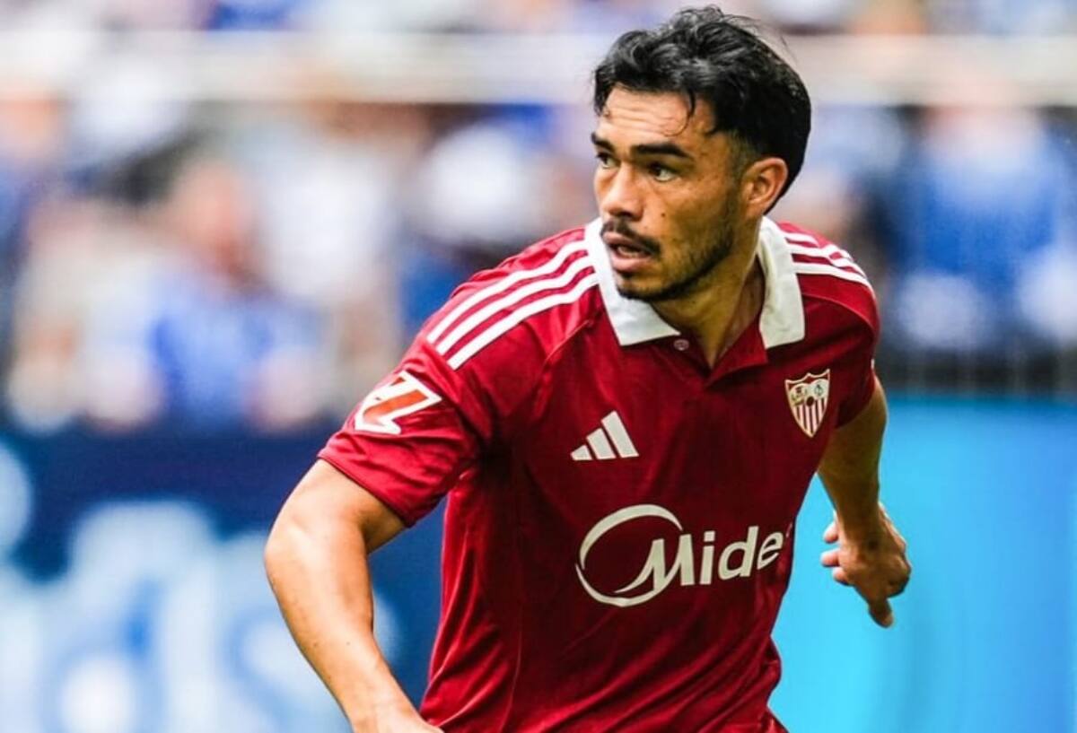 con la camiseta del Sevilla.