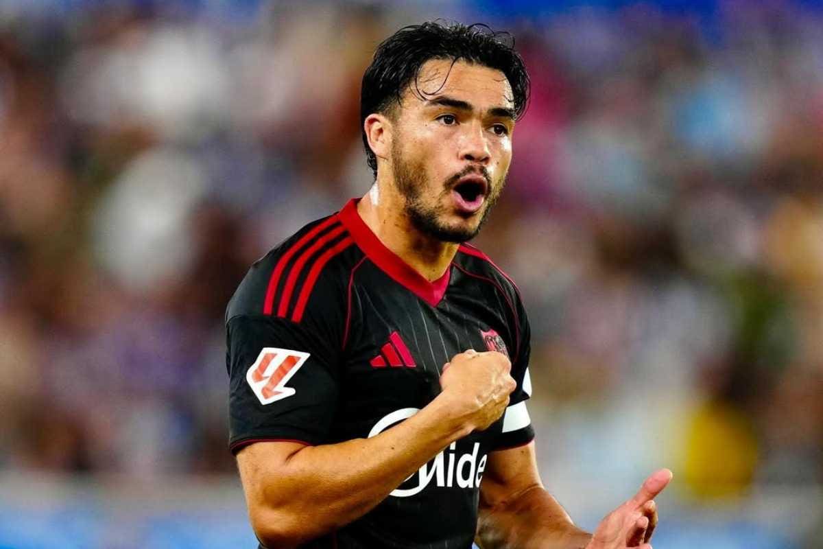 El ex Colo Colo con la camiseta del Sevilla. Foto: @gabrielalonso11.