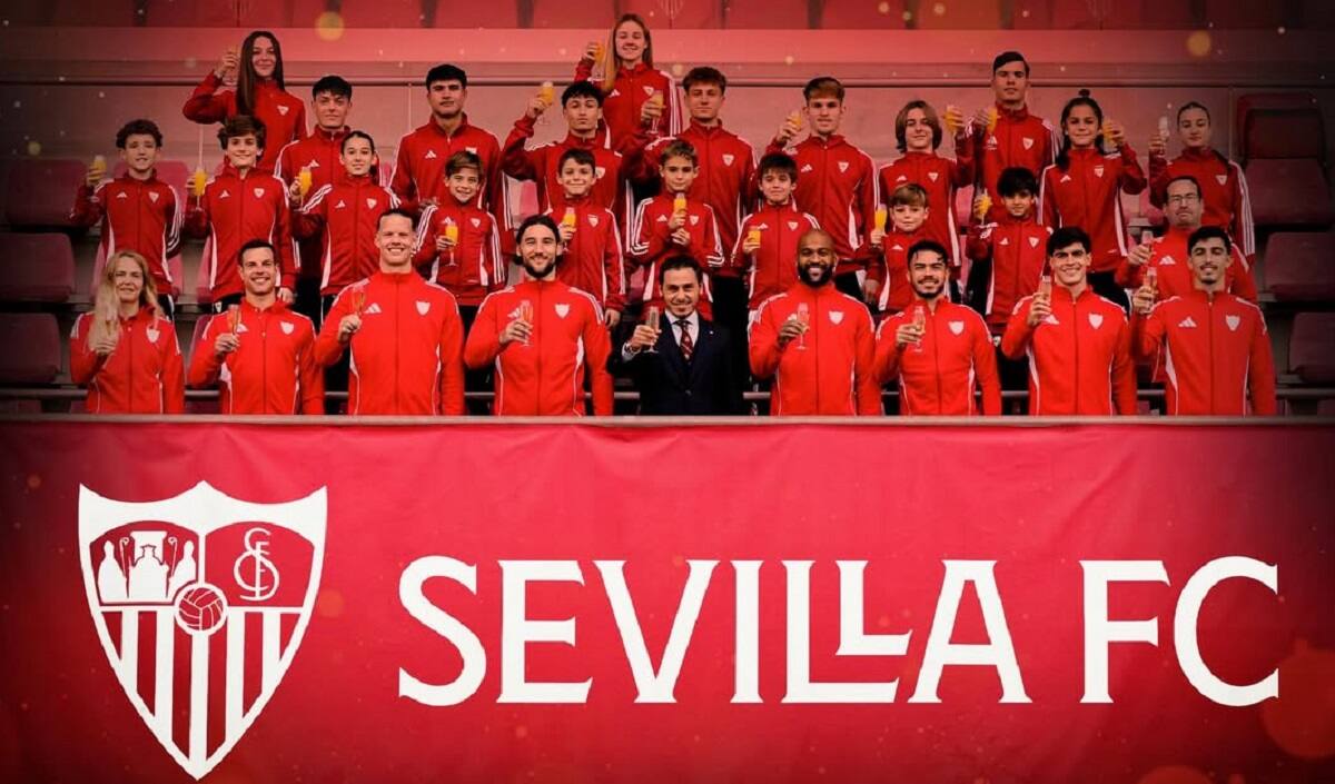 Gabriel Suazo en el brindis navideño del Sevilla. Foto: Instagram