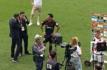 VIDEO | El tremendo reconocimiento de los hinchas del Sevilla a Gabriel Suazo en España