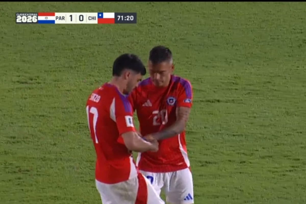 El lateral del Toulouse entregándole la cinta de capitán al Príncipe.