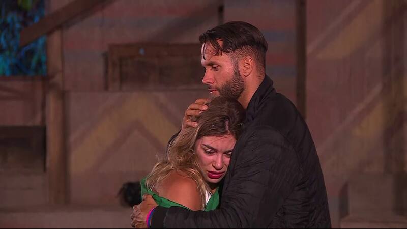 Gabrieli Moreira lloró en los brazos de Fabio Agostini. Créditos: Canal 13