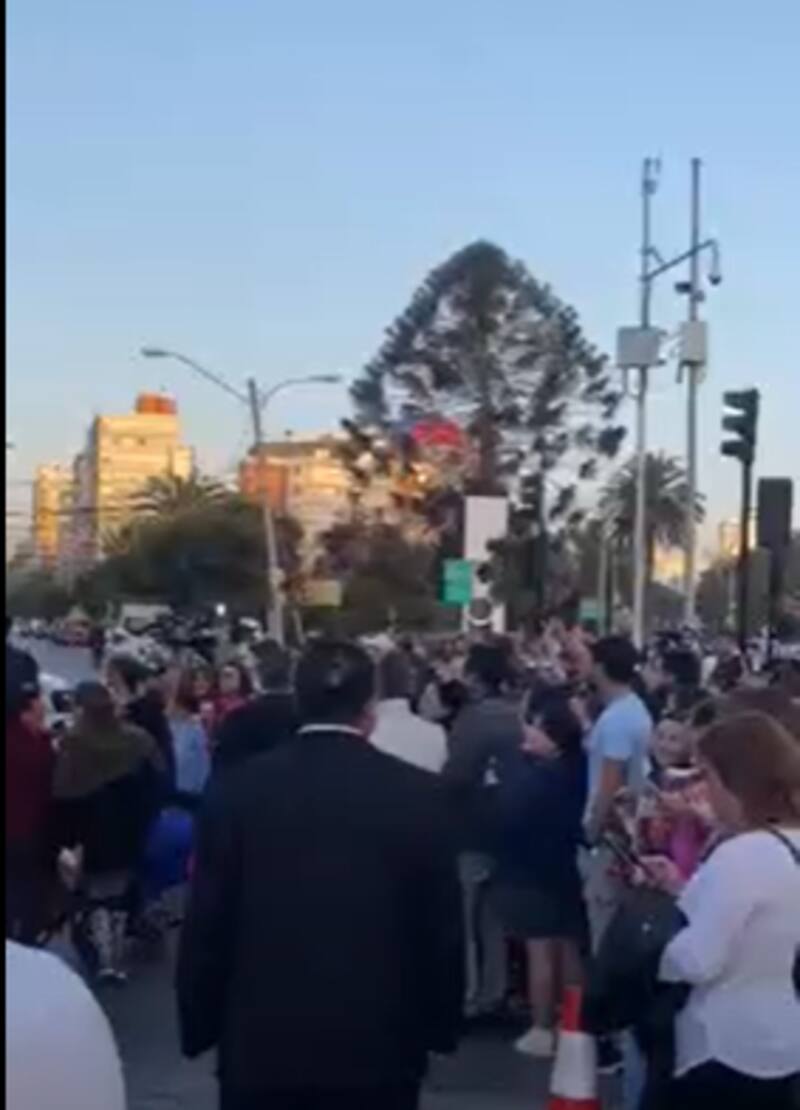Así se agolpó la gente afuera de la alfombra roja. / TiempoX