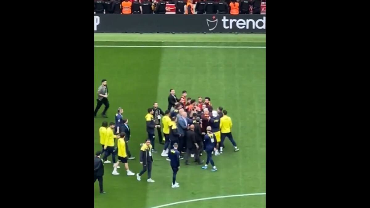 VIDEO | Se define el título en Turquía: jugadores de Galatasaray se pelean con los del Fenerbahce