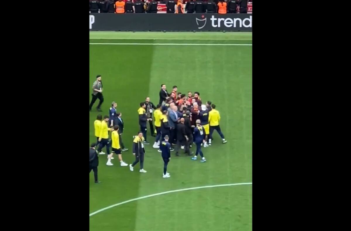 VIDEO | Se define el título en Turquía: jugadores de Galatasaray se pelean con los del Fenerbahce