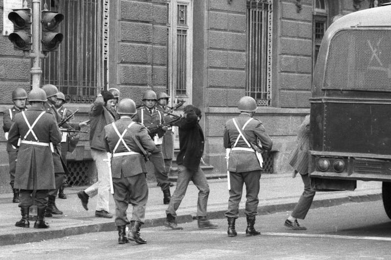 GAP detenidos sacados desde la Intendencia de Santiago | Foto de Juan Enrique Lira de El Mercurio / Flickr de Santiago Nostálgico.